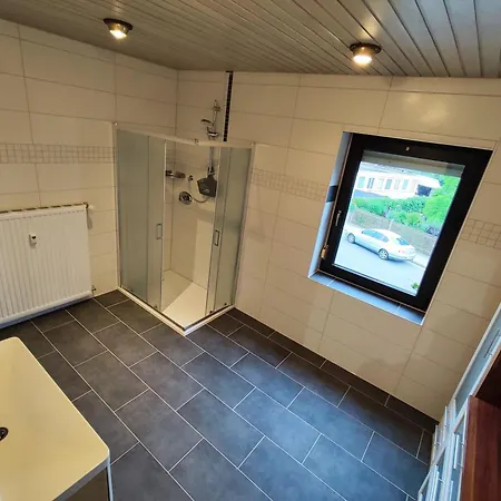 Neues 2 Bedroom Apartment, Parkplatz 公寓 魏登