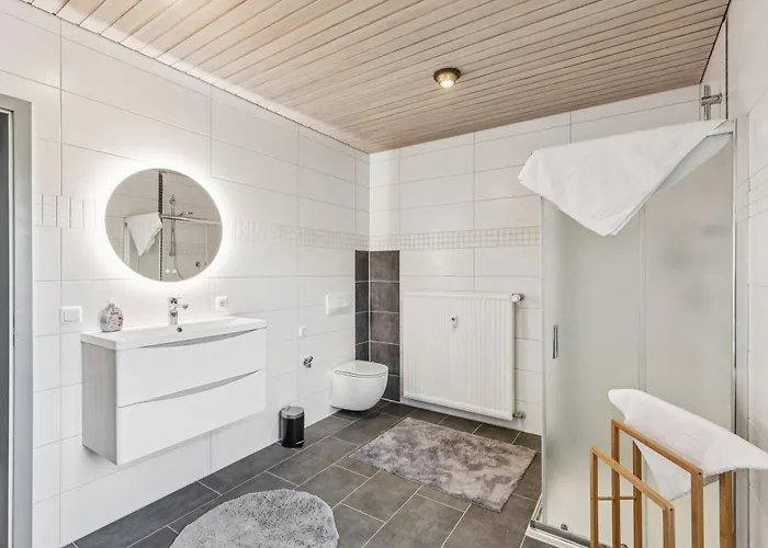 アパート Neues 2 Bedroom Apartment, Parkplatz